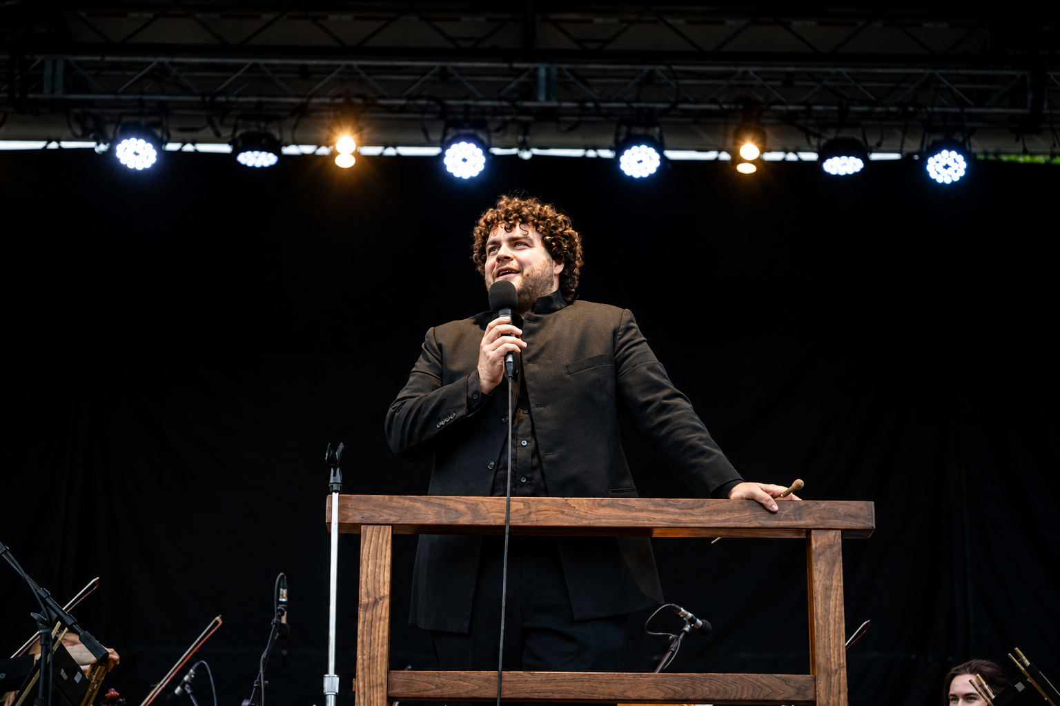 Finan Jones introducing the programme of the Atlanta Symphony Orchestra. Credit: Adam Hagy.